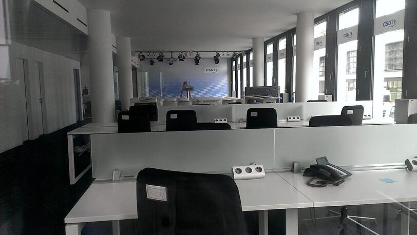 Das Rednerpult steht schon, die Arbeitsplätze sind noch leer: Der Presse- und Konferenzraum im &bdquo;Skygarden&ldquo;.