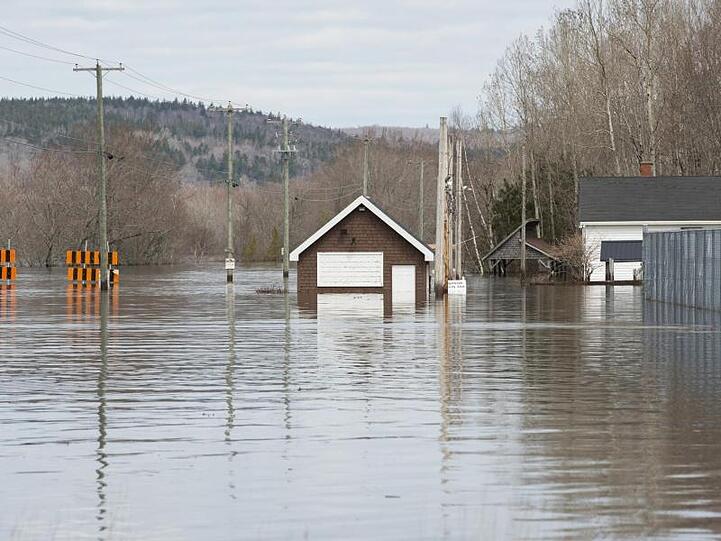 Eine Straße in Nauwigewauk ist durch die Wassermassen des über die Ufer getretenen St. John River überflutet.