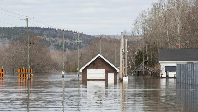 Eine Straße in Nauwigewauk ist durch die Wassermassen des über die Ufer getretenen St. John River überflutet. Eine Straße in Nauwigewauk ist durch die Wassermassen des über die Ufer getretenen St. John River überflutet.