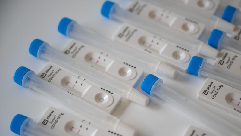 Schnelltests in einer Teststation im baden-württembergischen Sindelfingen.