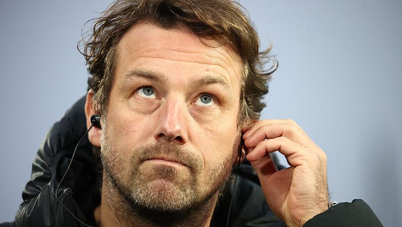 Markus Weinzierl steht vor Spielbeginn auf dem Platz.
