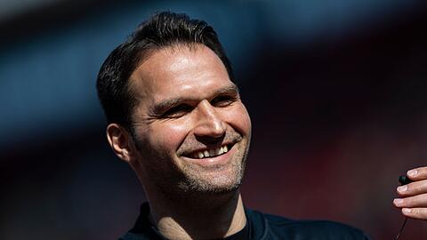 Der damalige Trainer Dresdens Guerino Capretti steht vor dem Spiel im Stadion.
