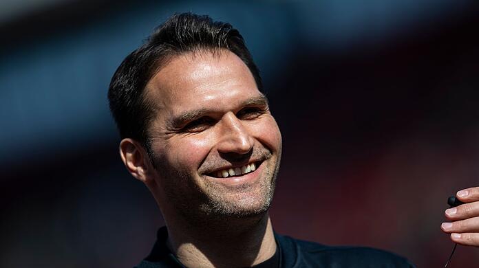Der damalige Trainer Dresdens Guerino Capretti steht vor dem Spiel im Stadion.
