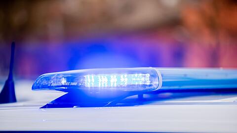 Das Blaulicht eines Polizeifahrzeuges leuchtet.