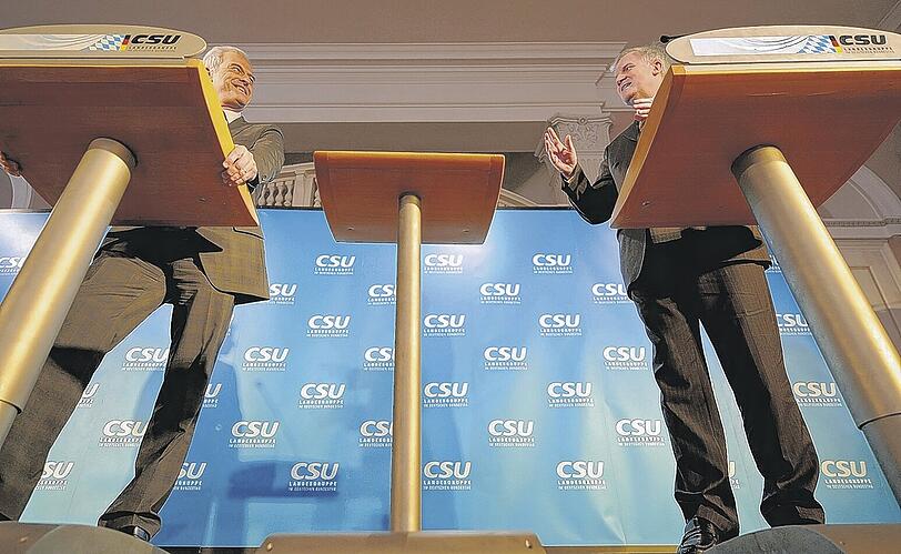Horst Seehofer (r.) präsentiert Peter Ramsauer (l.) bei einer Pressekonferenz in Kreuth.