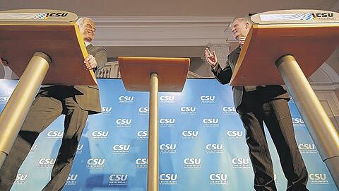 Horst Seehofer (r.) präsentiert Peter Ramsauer (l.) bei einer Pressekonferenz in Kreuth.