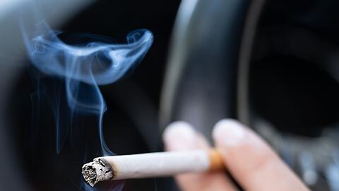 Der Griff zur Zigarette wird zwar seltener, aber es gibt laut WHO neue gefährliche Trends. (Archivbild)