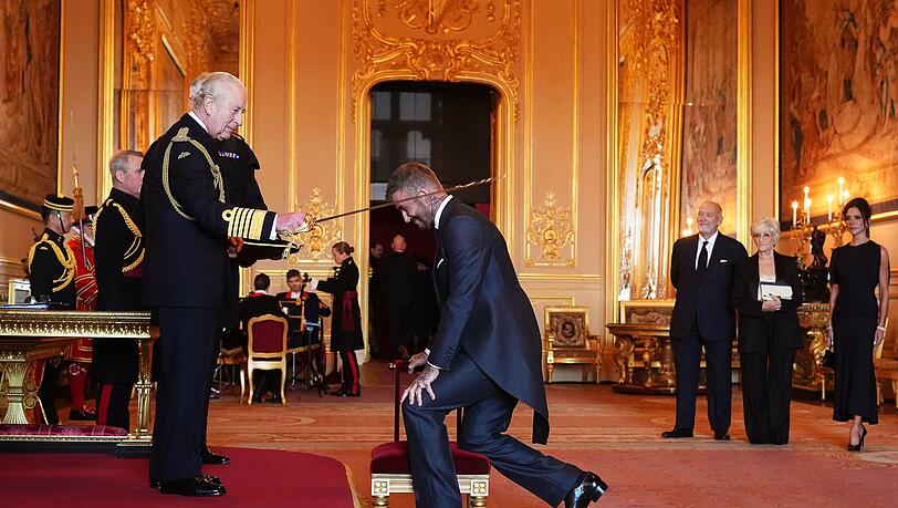 David Beckham wurde zum Ritter geschlagen. David Beckham wurde zum Ritter geschlagen.