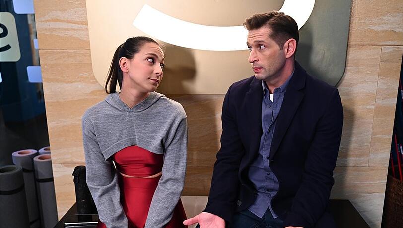 "Alles was zählt": Charlie (l.) klagt Deniz ihr Leid. "Alles was zählt": Charlie (l.) klagt Deniz ihr Leid.