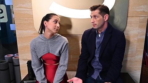 "Alles was z&auml;hlt": Charlie (l.) klagt Deniz ihr Leid.