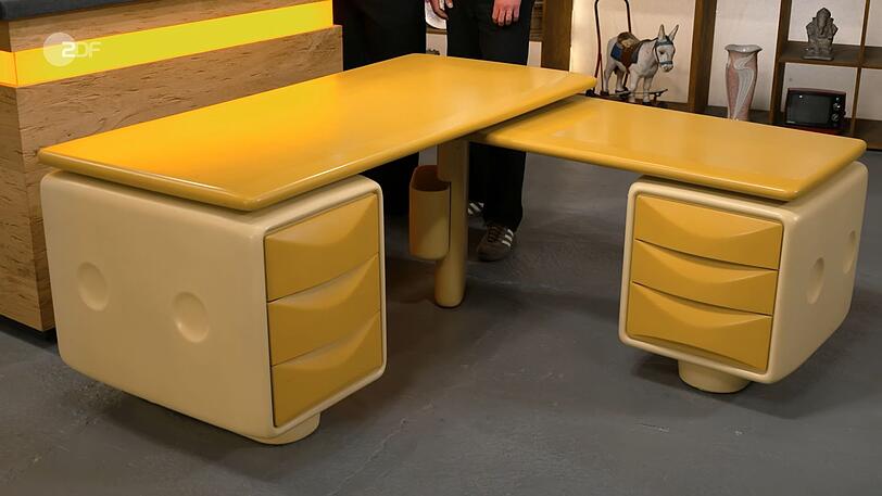 Der Designer-Schreibtisch "Igl Jet" von Ernest Igl aus den 1970er-Jahren war 1.300 bis 1.800 Euro wert. Jan Cizek bekam das Stück für 900 Euro. Der Designer-Schreibtisch "Igl Jet" von Ernest Igl aus den 1970er-Jahren war 1.300 bis 1.800 Euro wert. Jan Cizek bekam das Stück für 900 Euro.