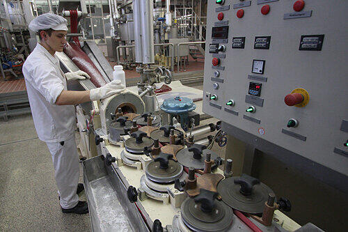 An dieser Maschine wird die Rohmasse zu einem Strang geformt und dann in Bonbons zerschnitten.