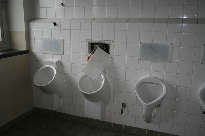 Vorübergehend außer Betrieb: Urinale in der Fernpaßschule (Sendling-Westpark).