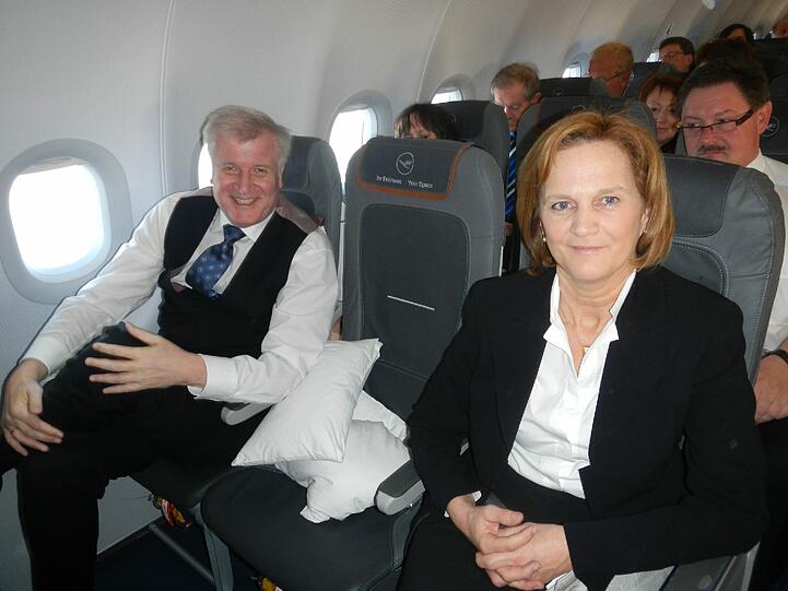 In der Früh im Flieger: Horst Seehofer und Ehefrau Karin in der Lufthansa-Maschine LH 2572 auf dem Weg nach Rom.
