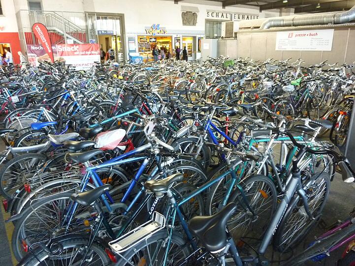 Die Bahn räumt auf: Am Hauptbahnhof werden alle Schrotträder eingesammelt.