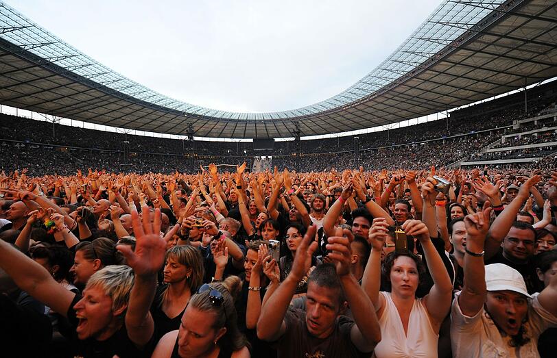 31- Jahre zusammen und immer noch hochexplosiv. Die Band Depeche Mode, die mit ihrem Synthie-Pop die Musik nachhaltig geprägt haben, kommt im Juni nach München. Die Bilder von vergangenen Konzerten und Aktionen.