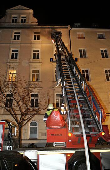 Beim Brand seiner Dreizimmerwohnung in der Reifenstuelstraße zieht sich ein 80-jähriger Mann lebensgefährliche Verbrennungen und eine schwere Rauchvergiftung zu. Im Schlafzimmer ist das Feuer ausgebrochen. 50.000 Euro soll der entstandene Schaden betragen.