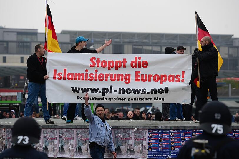 Die Bilder von der Demo gegen Salafisten und der Gegenbewegung.