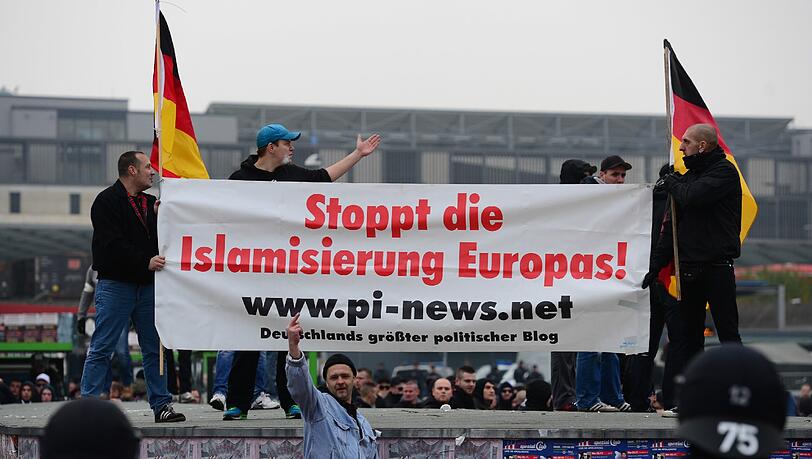 Die Bilder von der Demo gegen Salafisten und der Gegenbewegung.