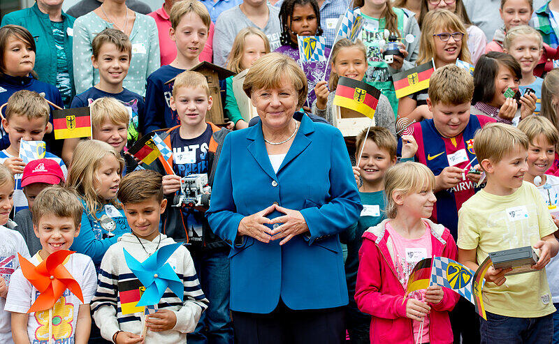 Hoher Buch in Niederbayern: Kanzlerin Angela Merkel besuchte am Freitag ein sogenanntes "MINT"-Projekt in der Grund- und Mittelschule in Buch am Erlbach. Die Bilder vom Merkel-Besuch.