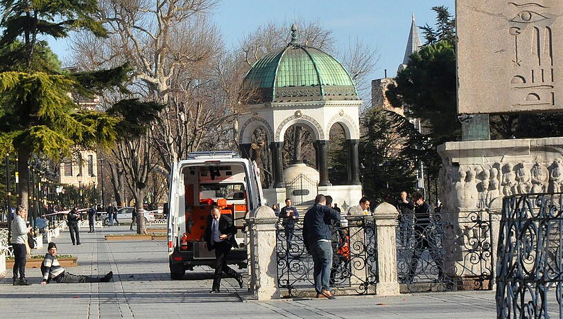 Ermittler sichern Spuren am Tatort in Istanbul.