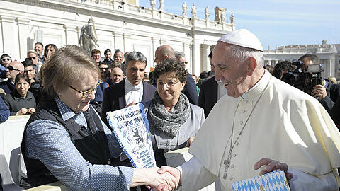 Die Löwen beim Pontifex: Hier empfängt Papst Franziskus die 1860-Delegation um die Fanbeauftragte Jutta Schnell und die beiden Schauspieler und bekennenden Löwen Monika Baumgartner und  Alexander Held.