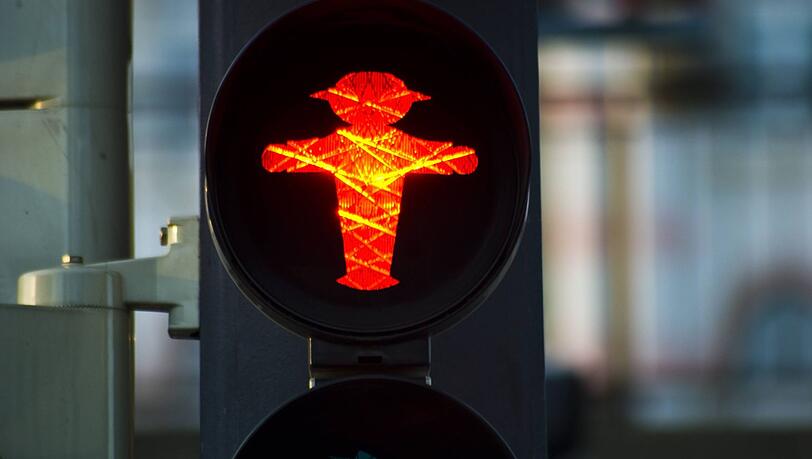Beide Unfallopfer missachteten das Rotlicht der Fußgängerampel. (Symbolbild)