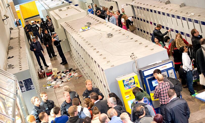 Zweieinhalb Stunden war der Hauptbahnhof wegen eines verdächtigen Gepäckstücks gesperrt. Um 13.50 Uhr kam Entwarnung. Der Koffer sei ungefährlich. Die Bilder vom Polizeieinsatz.