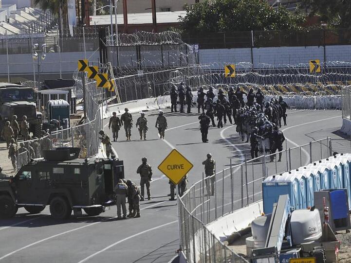 US-Soldaten und Mitarbeiter des US-Grenzschutzes schließen den Grenzposten von San Ysidro.