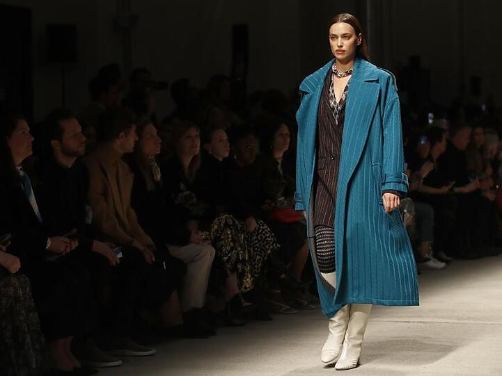 Irina Shayk, russisches Model, präsentiert eine Kreation des italienischen Modeunternehmens Missoni.
