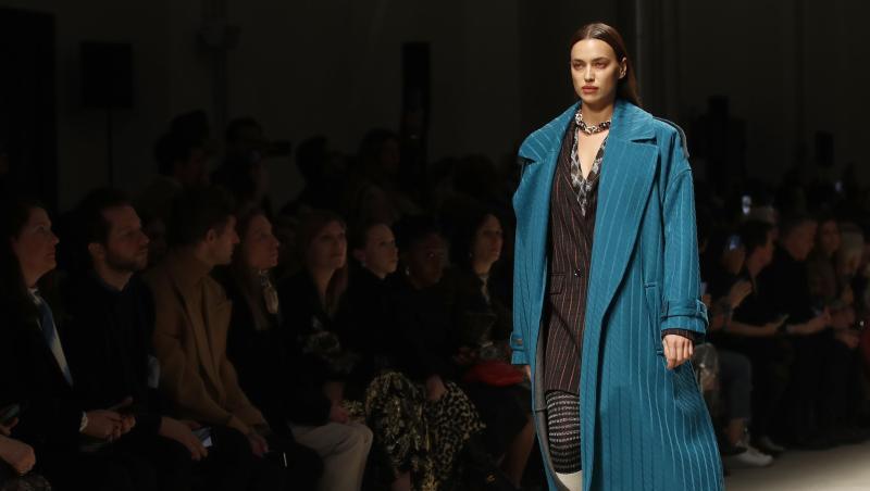 Irina Shayk, russisches Model, präsentiert eine Kreation des italienischen Modeunternehmens Missoni. Irina Shayk, russisches Model, präsentiert eine Kreation des italienischen Modeunternehmens Missoni.