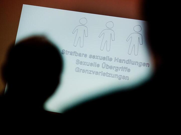 In Bielefeld steht ein Physiotherapeut vor Gericht, dem schwerer sexueller Missbrauch von Kindern vorgeworfen wird.