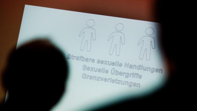 In Bielefeld steht ein Physiotherapeut vor Gericht, dem schwerer sexueller Missbrauch von Kindern vorgeworfen wird. In Bielefeld steht ein Physiotherapeut vor Gericht, dem schwerer sexueller Missbrauch von Kindern vorgeworfen wird.