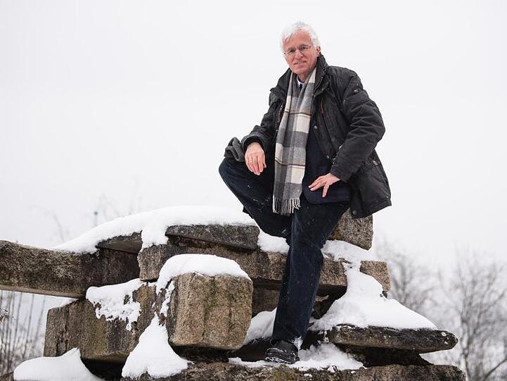 Matthias Popp sitzt in seinem Garten auf einem Kletterturm. Foto: Nicolas Armer