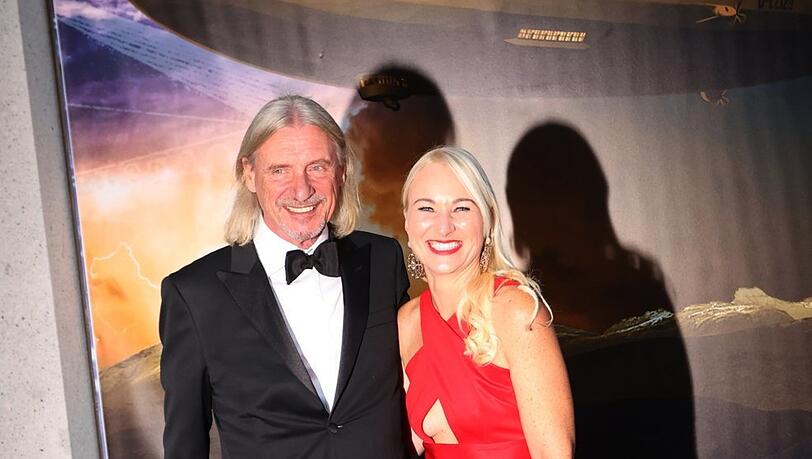 Frank Otto und seine Begleiterin stehen vor der Weltpremiere des Musicals "Zeppelin" auf dem blauen Teppich. Frank Otto und seine Begleiterin stehen vor der Weltpremiere des Musicals "Zeppelin" auf dem blauen Teppich.
