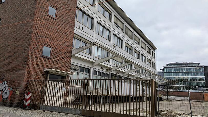 Die Gebäude auf dem Areal, das der Freistaat nun an Apple verkauft, stehen seit Jahren leer.