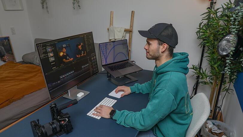 Im Hintergrund ist Bernitz' Bett zu erkennen. Seine Frau stört nicht, dass er seine Videos im Schlafzimmer dreht. Im Hintergrund ist Bernitz' Bett zu erkennen. Seine Frau stört nicht, dass er seine Videos im Schlafzimmer dreht.