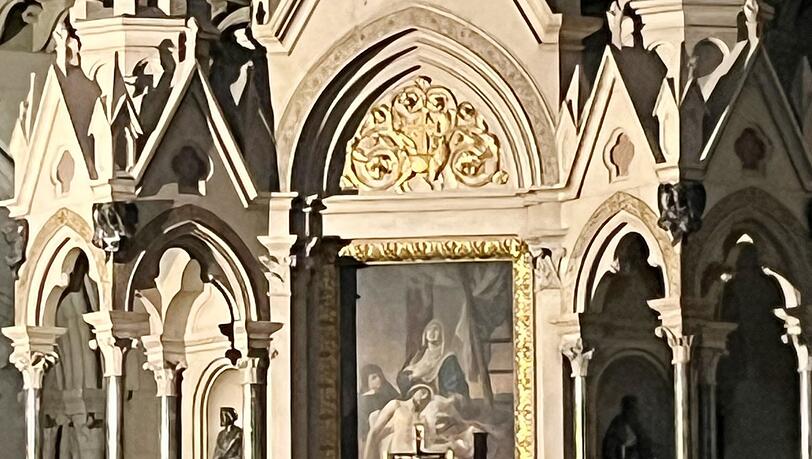 Der Altar muss aufwendig gereinigt werden. Das ist teuer. Der Altar muss aufwendig gereinigt werden. Das ist teuer.