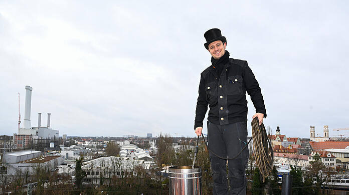 Florian Ritt liebt es, Schornsteinfeger zu sein. Nicht nur wegen des tollen Ausblicks, den er immer wieder über die Stadt hat. Hier steht er auf einem Dach in der Ehrengutstraße.