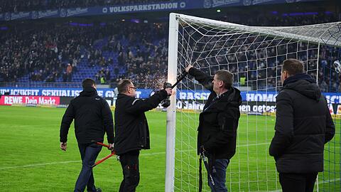 HSV-Fans hatten Schlösser als Protest an den Torpfosten befestigt.