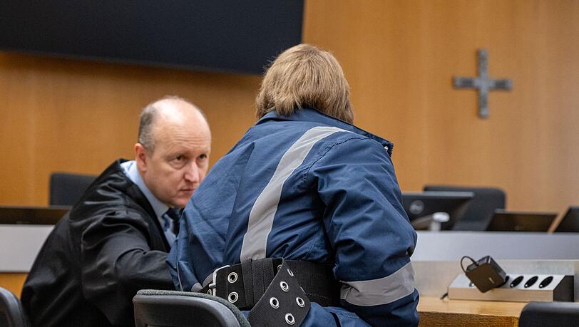 Ein 27 Jahre alter Mann ist vor dem Landgericht Landshut angeklagt, links neben ihm sitzt sein Verteidiger Thomas Fauth.