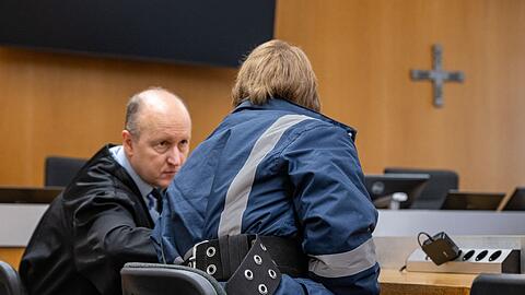 Ein 27 Jahre alter Mann ist vor dem Landgericht Landshut angeklagt, links neben ihm sitzt sein Verteidiger Thomas Fauth.