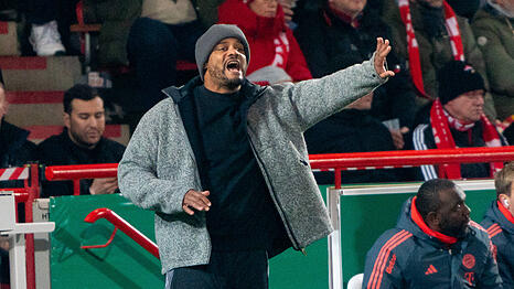 Deutliche Warnung: Bayern-Trainer Vincent Kompany muss bemerkt haben, dass seine Spieler die Siege schon lange nicht mehr so leicht einfahren wie zu Saisonbeginn.