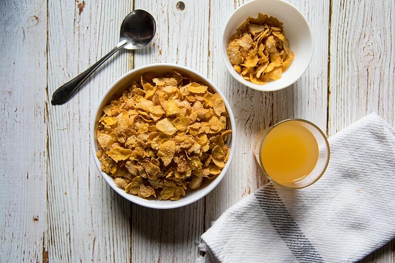 Das Fr&uuml;hst&uuml;ck spielt eine entscheidende Rolle f&uuml;r einen konstanten Blutzuckerspiegel. Nach der n&auml;chtlichen Fastenphase reagiert der K&ouml;rper besonders sensibel auf das, was Sie zuerst essen. Gezuckerte Cornflakes, Toastbrot mit Marmelade und dazu ein Glas Orangensaft oder ein Fruchtsmoothie sorgen f&uuml;r einen schnellen Anstieg der Glukose im Blut. Doch der Effekt h&auml;lt nicht lange - der Blutzucker st&uuml;rzt kurz darauf wieder ab.