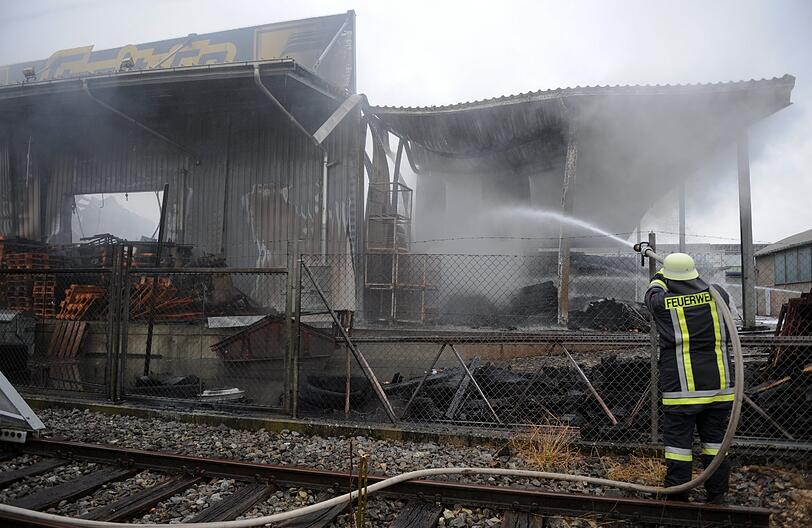 Zeitweise waren bis zu 120 Feuerwehrleute im Einsatz. In der 40
mal 50 Meter großen Halle lagerten der Polizei zufolge vor allem
Schaltschränke und leere Konservendosen.