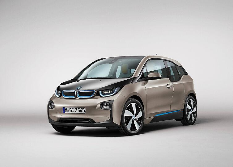Enthüllt: BMW zeigt erstmals das endgültige Design des Elektroflitzers i3. Außen wirkt er etwas rundlich, innendrin ist er BMW-typisch cool-elegant gestylt.