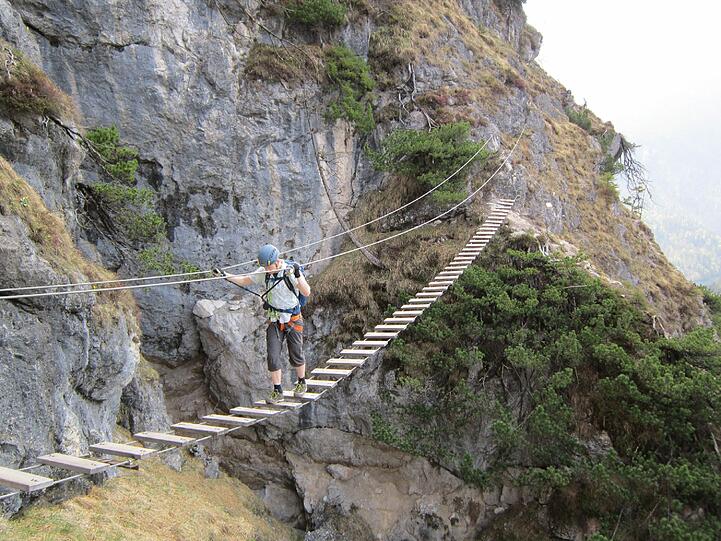 Auf der Seilbrücke am Grünstein-Klettersteig.