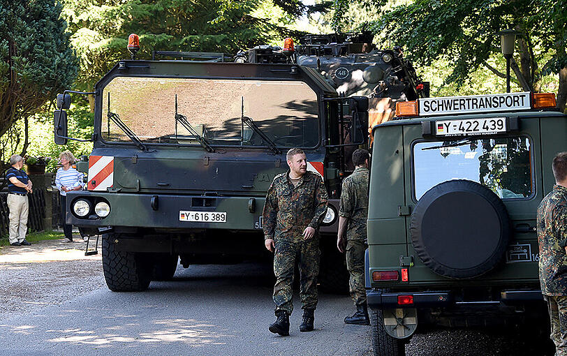 Ein Bergepanzer der Bundeswehr wartet auf einem Tieflader am 01.07.2015 in Heikendorf (Schleswig-Holstein) auf den Einsatz auf einem Villengrundstück. Auf dem Gelände sollen sich Waffen aus dem Zweiten Weltkrieg befinden.