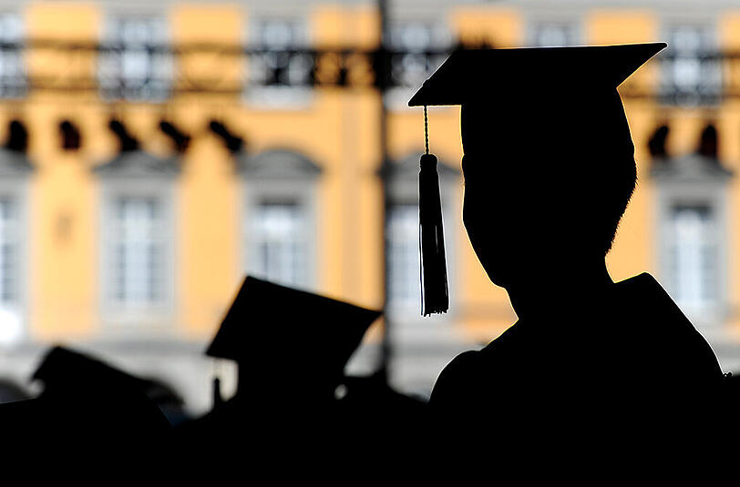 Laut einem Medienbericht wird bei Promotionen an deutschen Hochschulen immer häufiger die Spitzennote "summa cum laude" vergeben.