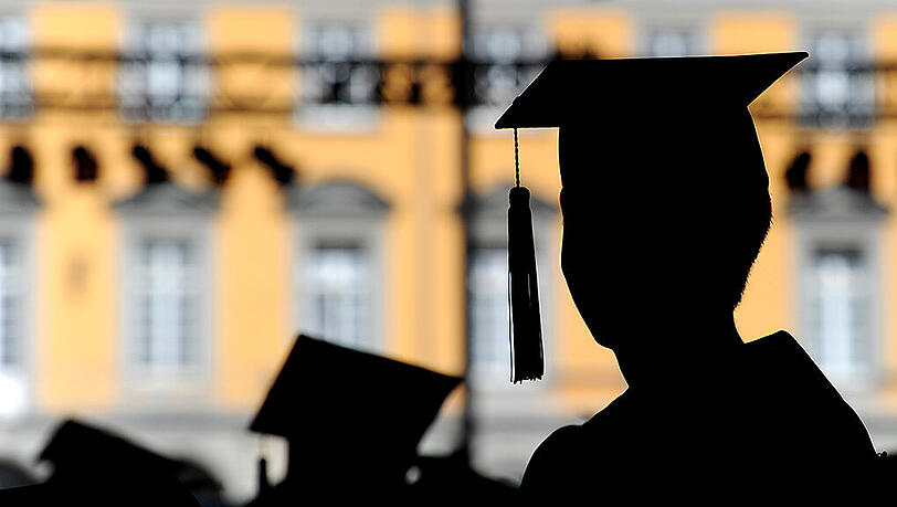 Laut einem Medienbericht wird bei Promotionen an deutschen Hochschulen immer häufiger die Spitzennote "summa cum laude" vergeben. Laut einem Medienbericht wird bei Promotionen an deutschen Hochschulen immer häufiger die Spitzennote "summa cum laude" vergeben.